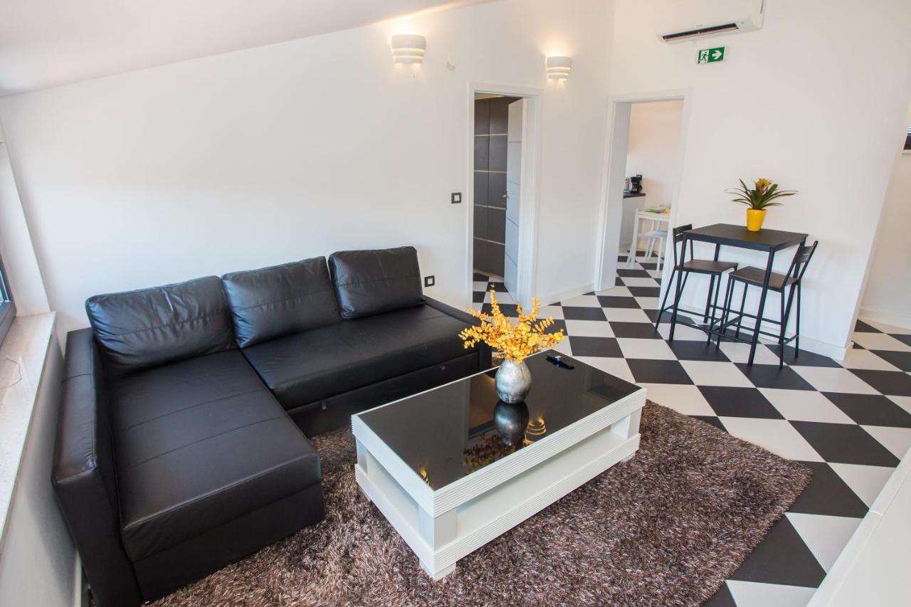 Black & White Apartment Ровінь Екстер'єр фото