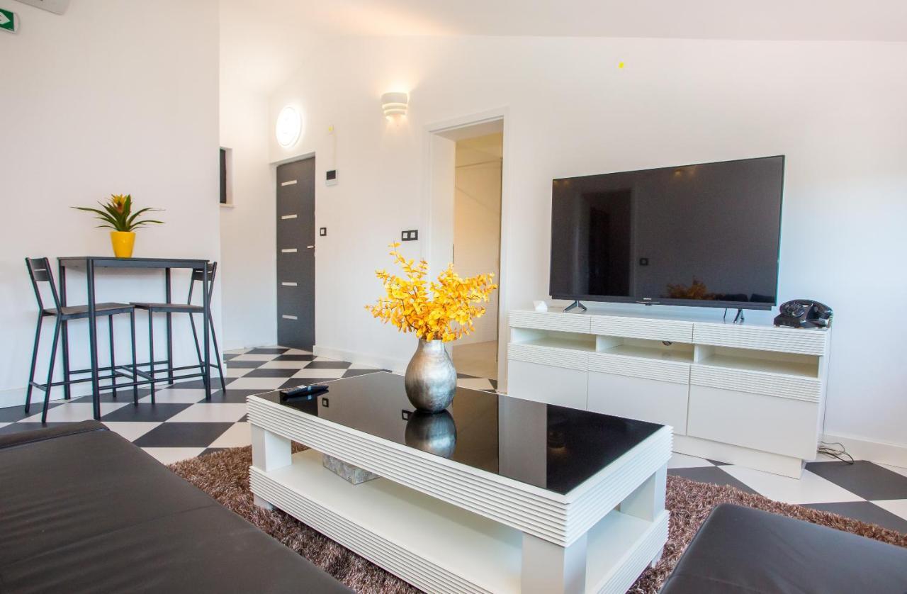Black & White Apartment Ровінь Екстер'єр фото