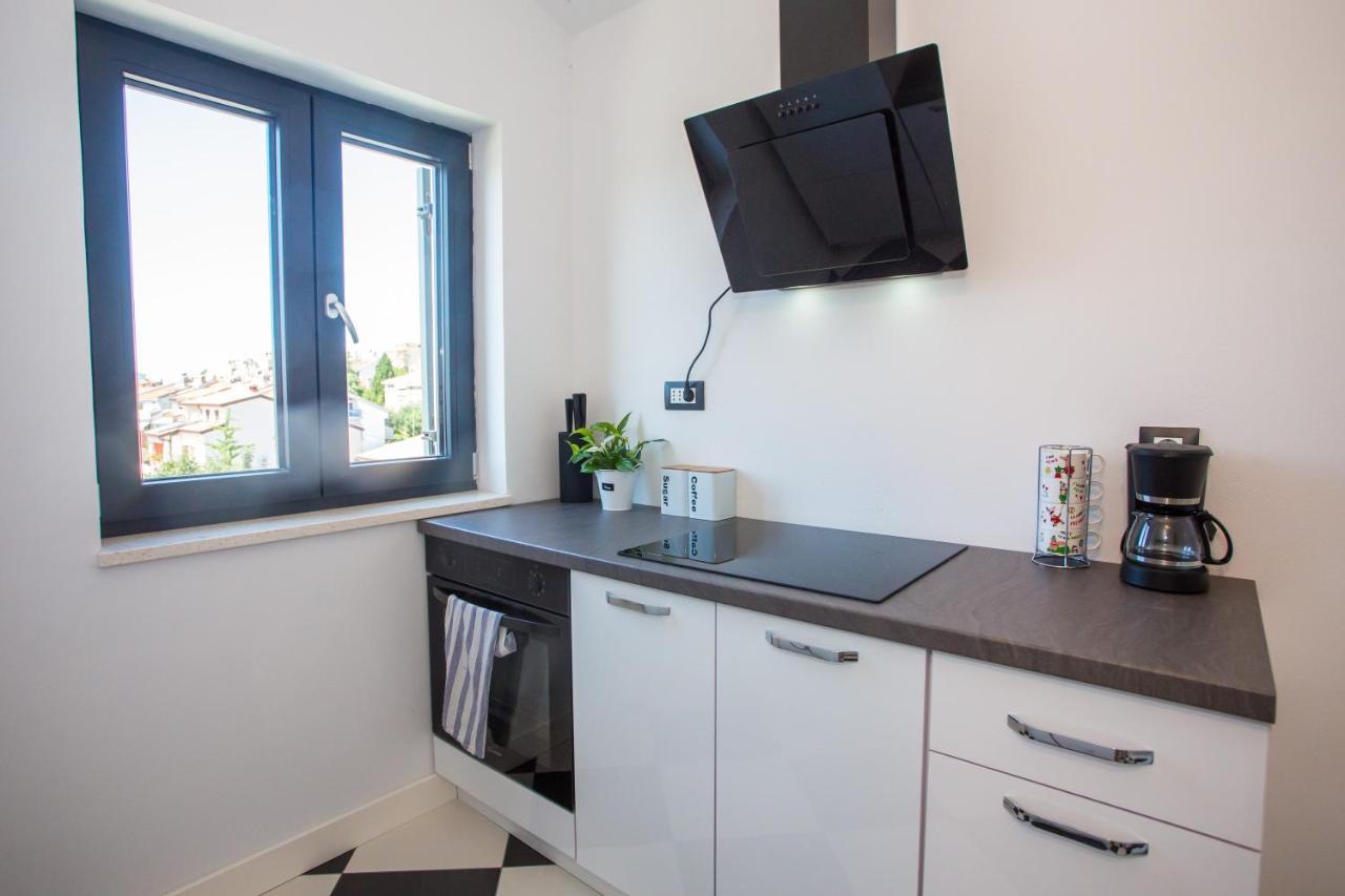Black & White Apartment Ровінь Екстер'єр фото