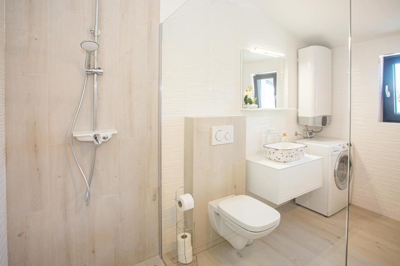 Black & White Apartment Ровінь Екстер'єр фото