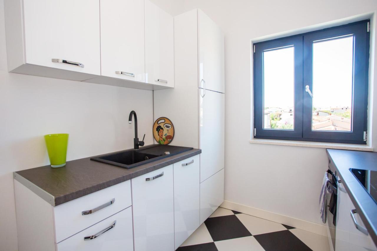 Black & White Apartment Ровінь Екстер'єр фото