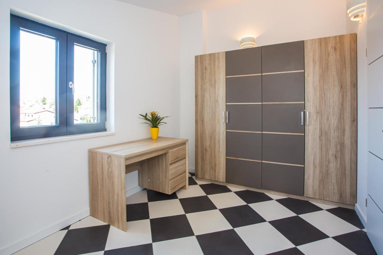 Black & White Apartment Ровінь Екстер'єр фото