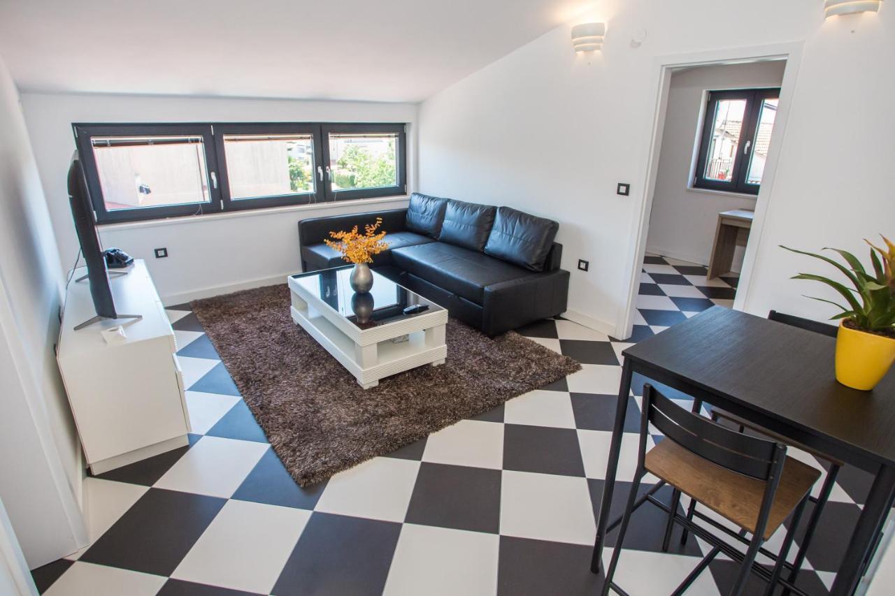 Black & White Apartment Ровінь Екстер'єр фото