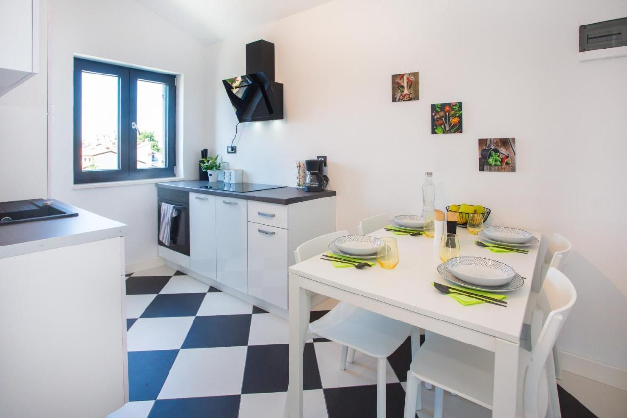 Black & White Apartment Ровінь Екстер'єр фото
