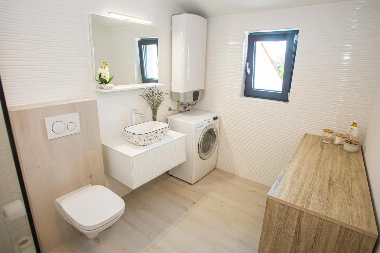 Black & White Apartment Ровінь Екстер'єр фото