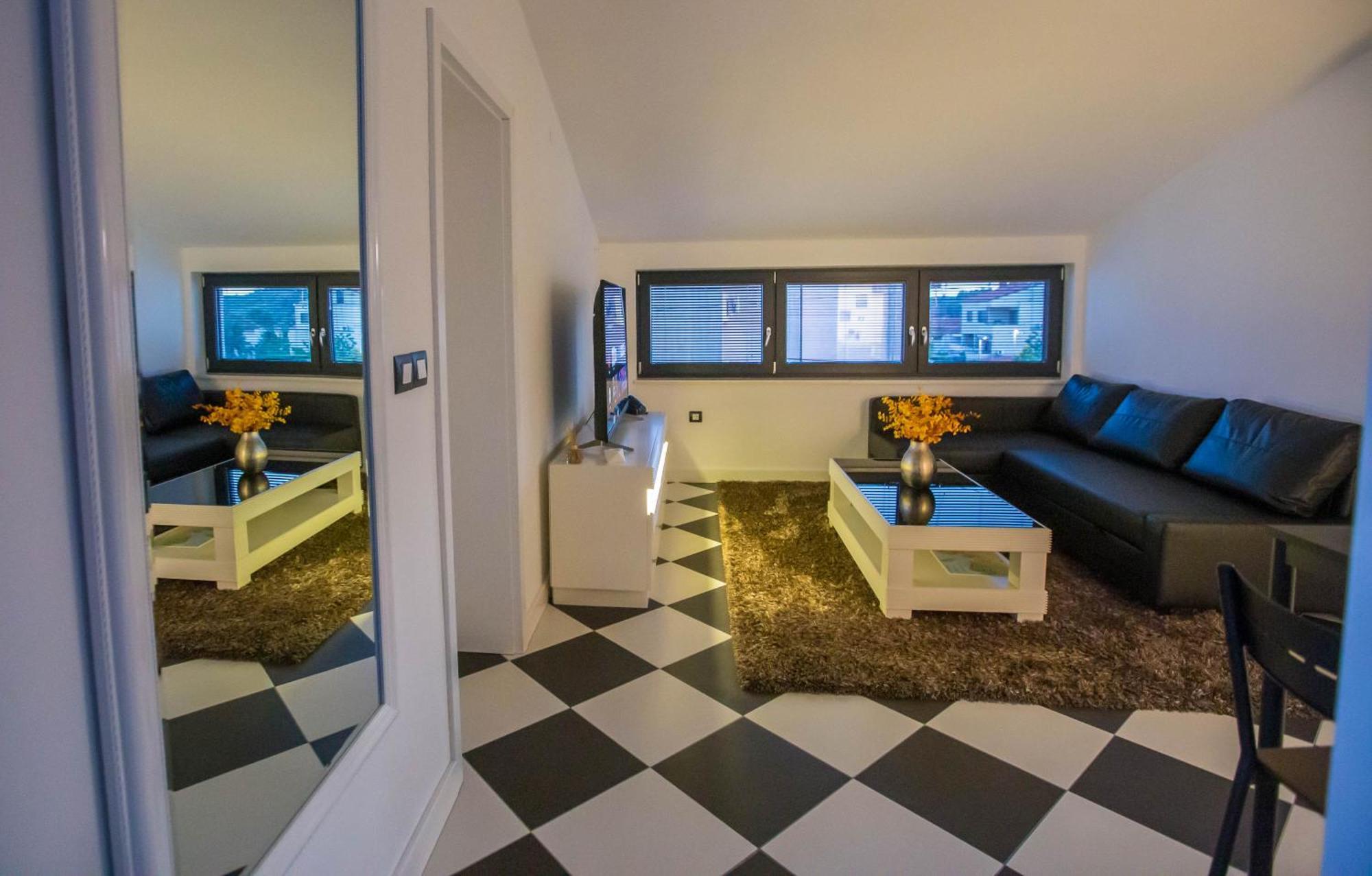 Black & White Apartment Ровінь Екстер'єр фото