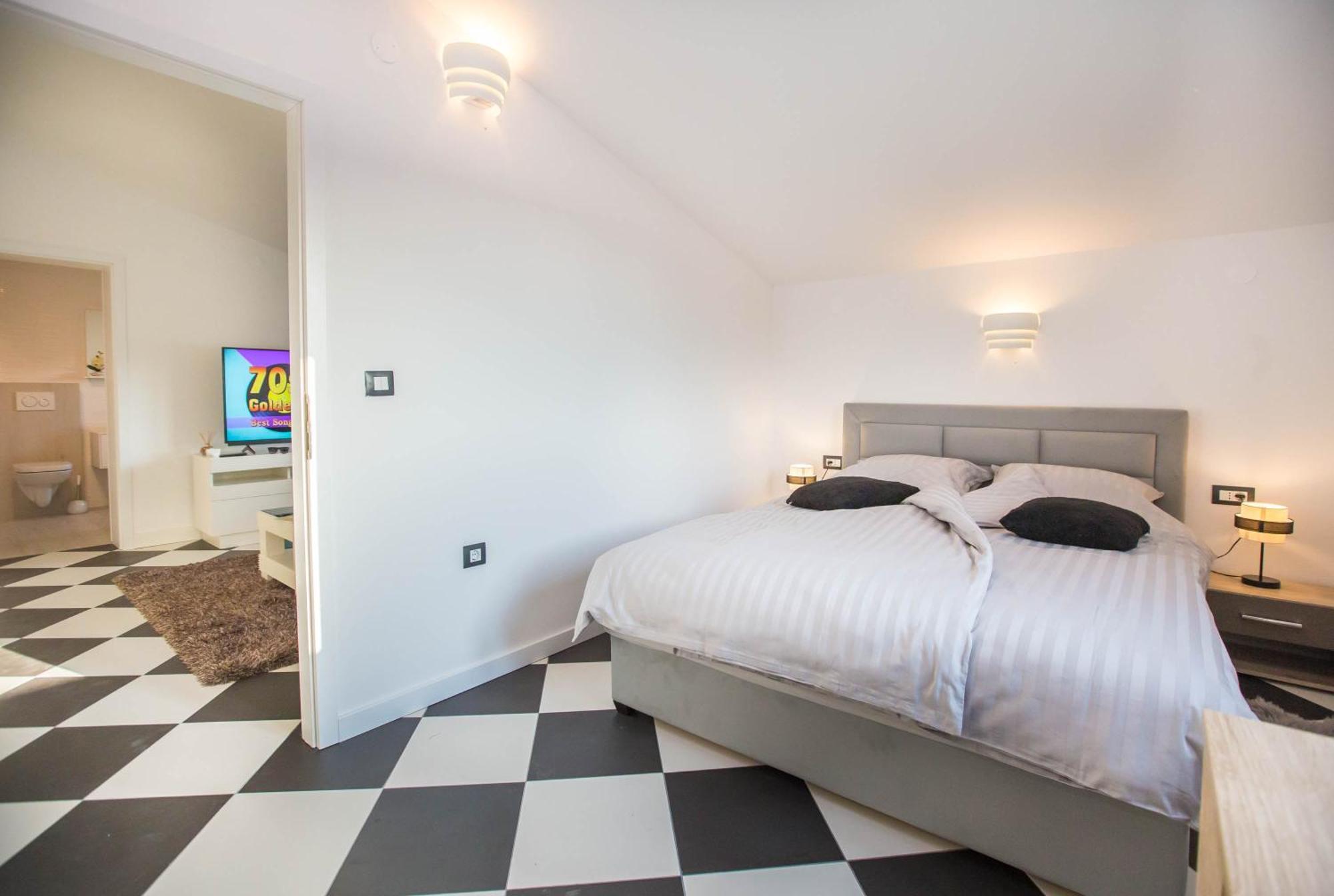 Black & White Apartment Ровінь Екстер'єр фото